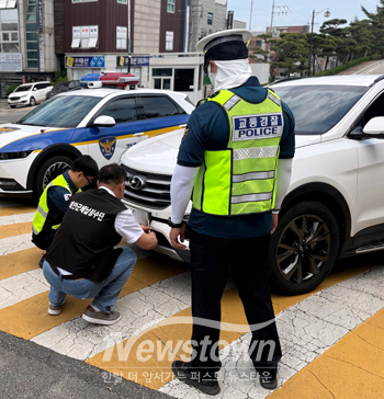 체납 차량 번호판 영치(사진 / 충남경찰청 제공)