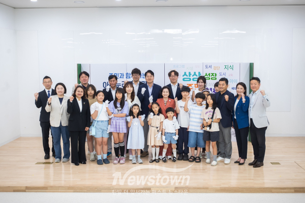 인천 서구는 지난 13일 지역주민과 내빈 등 100여 명이 참석한 가운데 아라누리도서관 개관 기념행사를 개최했다. / 인천 서구
