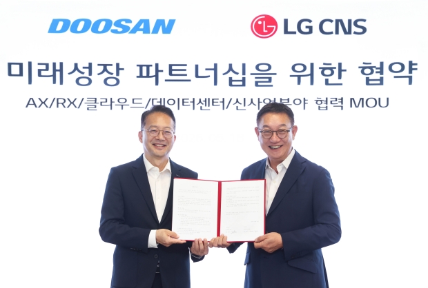 업무협약식이 끝나고 ㈜두산 유승우 사장(왼쪽)이 LG CNS 현신균 사장과 기념사진을 촬영하고 있다.