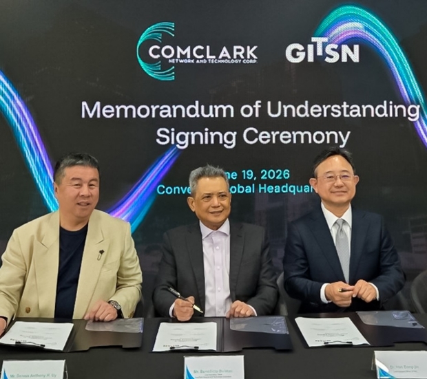 19일 필리핀 마닐라 Converge Global Headquarters에서 열린 ComClark-㈜지슨 MOU 체결식에서 관계자들이 기념촬영을 하고 있다(왼쪽부터 Dennis Anthony Uy ComClark 창립자 겸 CEO, Benedicto Bulatao ComClark COO, 한동진 ㈜지슨 대표이사)