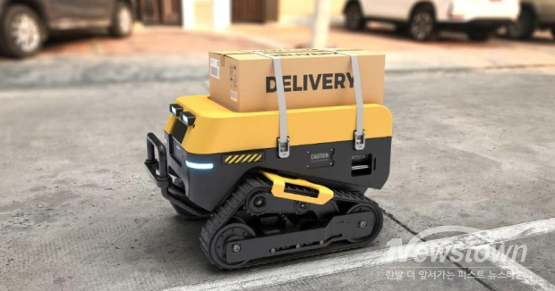 택배 로봇(Delivery Robot) 중국판 아마존 징동닷컴 창업자는 로봇이 인간의 노동권을 박탈해서는 안 된다며 플랫폼 노동자들을 모두 사무직으로 전환하겠다는 계획을 발표 / 사잔=SNS 캡처