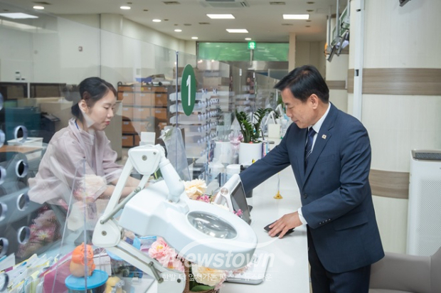 서해구는 민선 9기 출범과 행정체제 개편이 시행된 7월 1일 구재용 구청장이 구청 민원실을 방문해 민원서비스 운영 현황을 점검했다. / 서해구