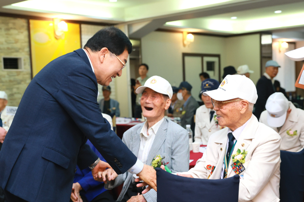 지난달 경주의 한 음식점에서 열린 '6·25전쟁 제76주년 기념식'에서 주낙영 경주시장이 참전유공자들과 인사를 나누며 감사의 뜻을 전하고 있다.