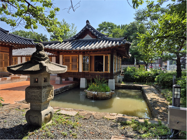 수로왕릉 옆 한옥체험관/사진 김해시제공