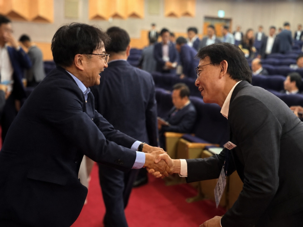 (우)최현덕 시장이 (좌)김광용 본부장과 악수하고 있다.