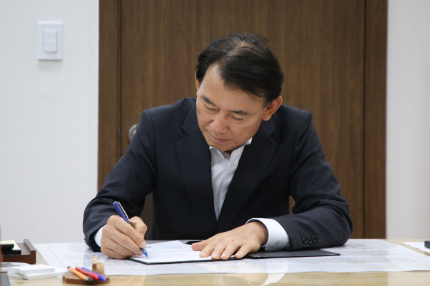 지난 7월 1일 최현덕 시장이 취임 첫 결재 안건인 ‘헌법친화도시 남양주 실현을 위한 기본 조례안’을 결재했다