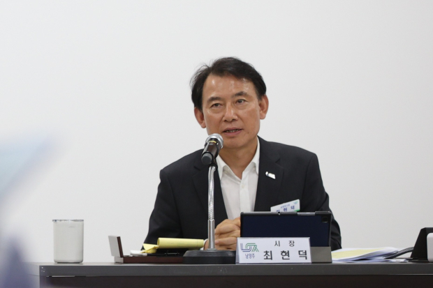 최현덕 남양주시장이 진접오남행정복지센터에서 열린 시정현안회의에서 주요 현안을 점검하며 발언하고 있다.