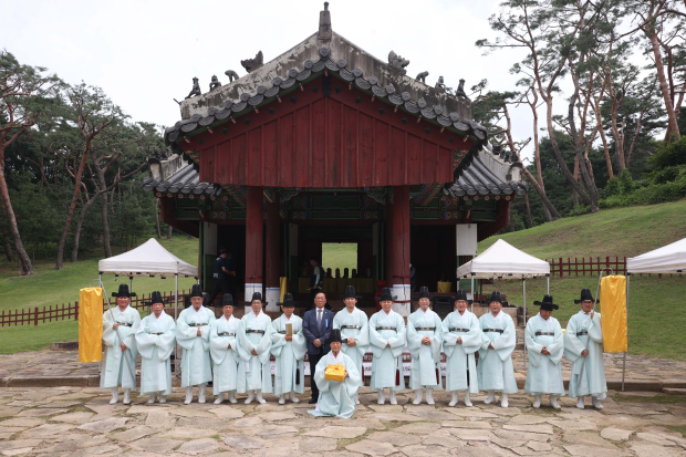 최현덕 시장(중앙)과 참석자들이 기념촬영을 하고 있다.