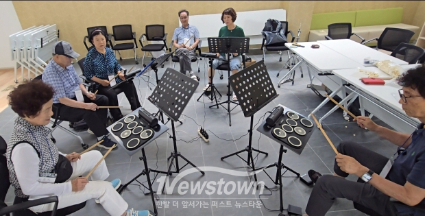 마을이 들썩! 실버 전자드럼 교실(사진 / 아산시 제공)