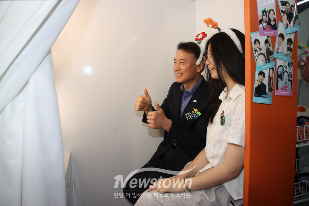 최현덕 시장이 펀그라운드 와부에서 청소년과 포토부스를 체험하며 기념촬영을 하고 있다. / 남양주시