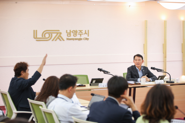 최현덕 시장이 지난 7월 27일 열린 중점 추진사업 점검보고회에서 참석자의 의견을 듣고 사업 추진 방향을 논의하고 있다.