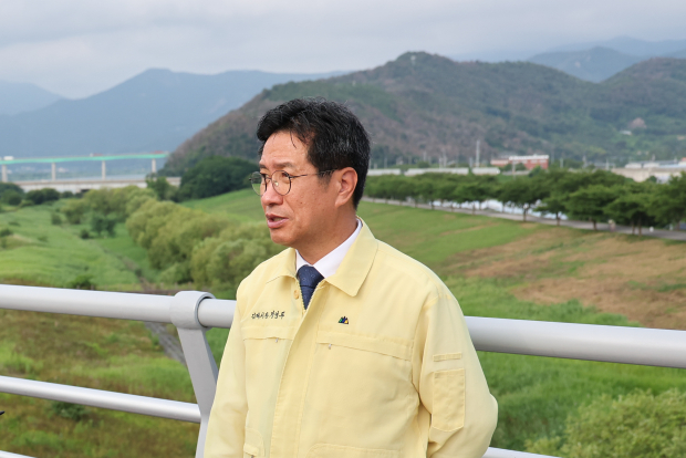 정영두 김해시장, 녹조 낙동강 현장점검 모습/사진 김해시 제공