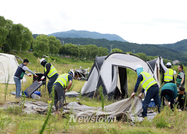 단월강수욕장 불법 장박 텐트 행정대집행(사진 / 충주시 제공)