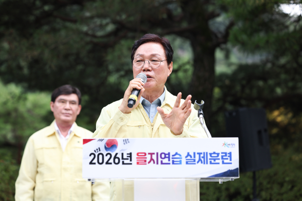 박완수 도지사가 20일 합천다목적댐에서 열린 무인기 테러 대응 종합훈련을 참관한 뒤 관계기관의 신속한 초동조치와 협업체계 강화를 당부하고 있다./사진=경남도