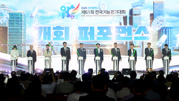 박찬대 인천광역시장이 24일 송도컨벤시아에서 열린 '2026 인천광역시 제61회 전국기능경기대회'에서 개회 퍼포먼스를 하고 있다