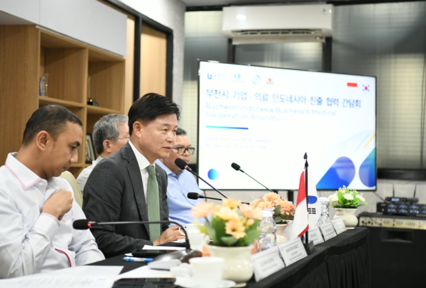 조용익 부천시장(왼쪽에서 두 번째)은 26일 ‘자카르타상공회의소’를 찾아 부천시와 자카르타 양 도시 간 경제 교류 활성화 방안을 논의했다. / 부천시