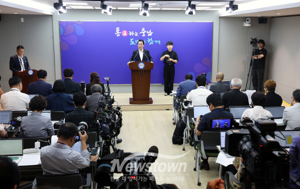 박수현 충남도지사가 8월 31일 충남도청 브리핑룸에서 기자간담회를 갖고 ‘지천댐 건설 추진 결정 관련 충청남도 입장’을 발표하고 정부의 지천댐 건설 추진 결정을 존중한다고 밝혔다.(사진 / 충청남도 제공)