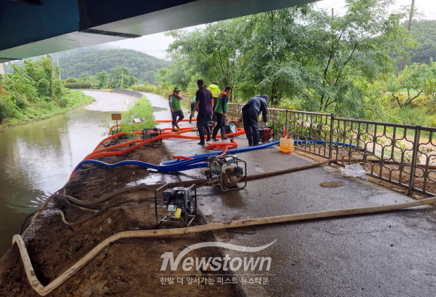 배수작업(사진 / 당진시 제공)