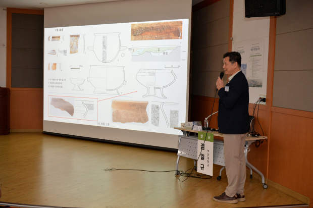 김일규 부산대학교 교수가 지난 11일 양산문화예술회관에서 열린 ‘양산 다방동 유적의 성격과 가치 규명 학술대회’에서 출토 토기를 중심으로 유적의 시대적 특징과 대외 교류 양상을 발표하고 있다./사진=양산시