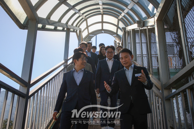 최현덕 남양주시장이 도심초등학교 통학로를 직접 걸으며 현장 여건을 점검하고 있다. / 남양주시
