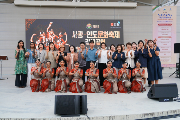 ‘2026 사랑-인도문화축제’ 김해공연에 참여한 인도 오디시 무용단과 관계자들이 지난 17일 김해문화의전당 애두름마당에서 공연을 마친 뒤 기념촬영을 하고 있다./사진=김해시
