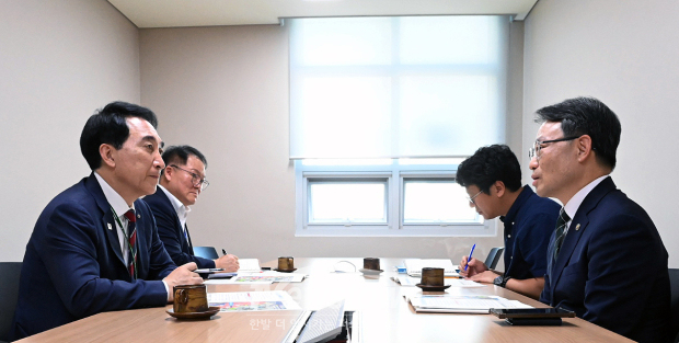 박수현 충남도지사(사진 / 좌측)가 9월 30일 공주에 위치한 국가재난안전교육원에서 박은식 산림청장(사진 / 우측)을 만났다. 박 지사는 도내 소나무재선충병 확산과 방제 현황 등을 설명한 뒤, 내년 방제비로 200억 원을 반영해 줄 것을 요청했다.