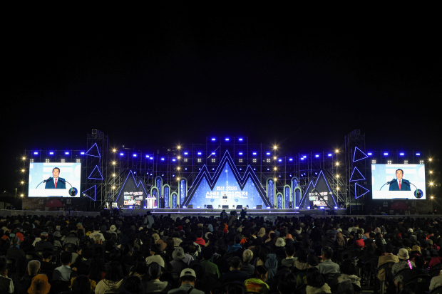나동연 양산시장이 ‘2026 양산삽량문화축전’ 개막식에서 축사를 하고 있는 가운데, 행사장을 가득 메운 시민과 관광객들이 무대를 지켜보고 있다. /사진=양산시
