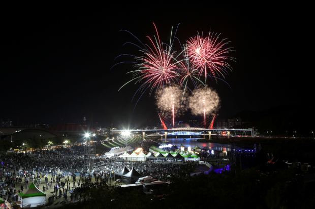 ‘2026 양산삽량문화축전’ 개막을 축하하는 화려한 불꽃이 양산천 상공을 수놓으며 축제장을 찾은 시민과 관광객들에게 가을밤의 장관을 선사하고 있다. /사진=양산시