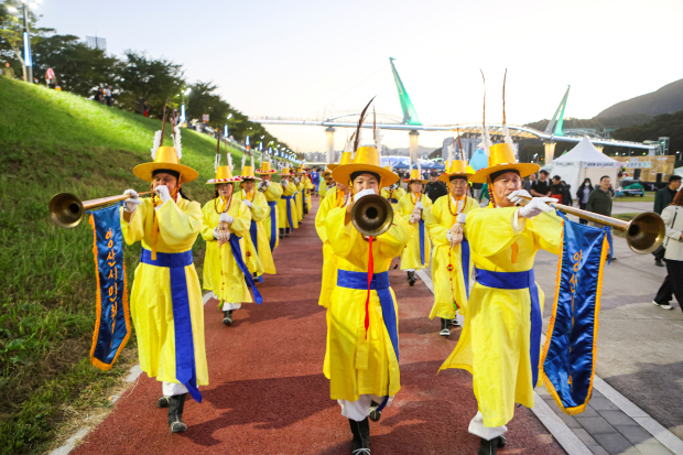 ‘2026 양산삽량문화축전’의 시작을 알리는 시민취타대가 전통 복장을 갖추고 양산천 둔치를 행진하며 흥겨운 퍼레이드를 펼치고 있다. /사진=양산시