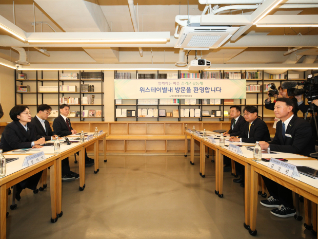 최현덕 시장과 한성숙 총리를 비롯한 참가자들이 협동조합형 주거 모델의 운영 현황을 공유하고 있다. (좌측) 한성숙 총리 (우측) 최현덕 시장